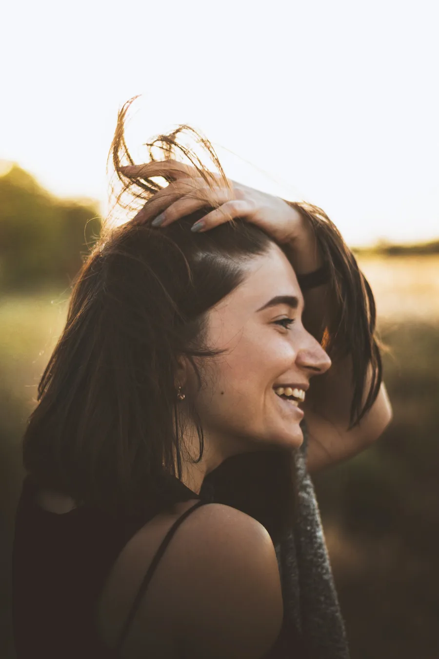 Mujer sonriendo con el cabello suelto