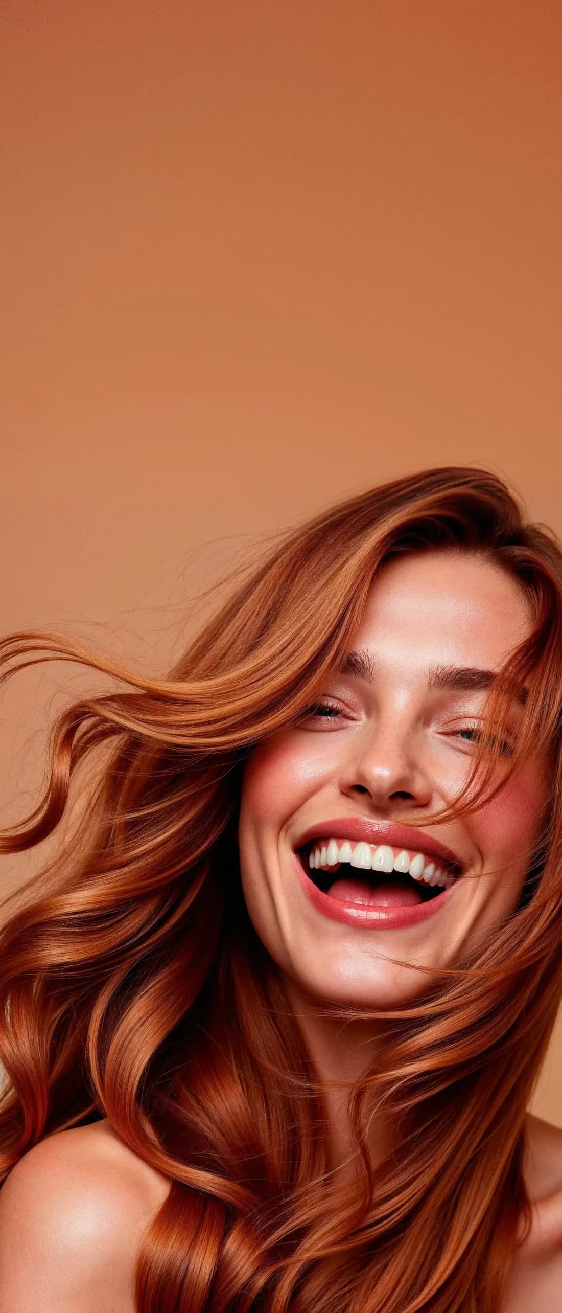 Mujer sonriendo con el cabello suelto